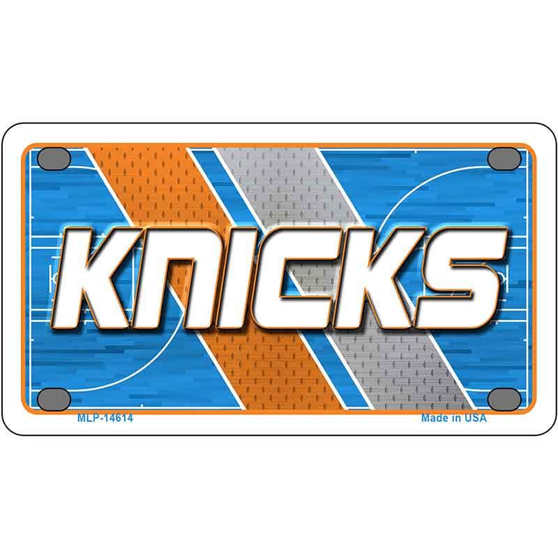 Metallic plate with 'Knicks' text on a basketball court design